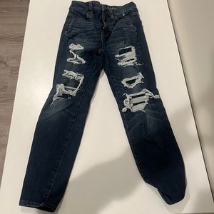 White American Eagle skinny jeans